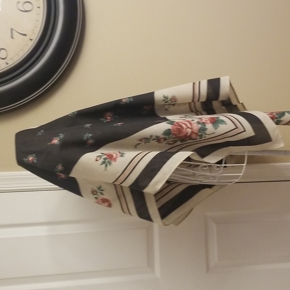 Beautiful large scarf with lovely rose pattern. EUC - Picture 7 of 9